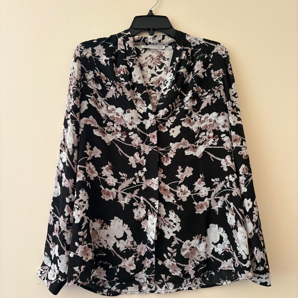 Violet + Claire Black Floral Button Front Blouse Medium Long Sleeve V Neck